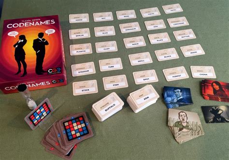 Codenames: Il Gioco di Sospetto e Intuizione per Squadre di Geni!